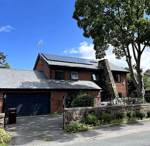 Large 4 Bedroom House, Electric Gated Driveway.
