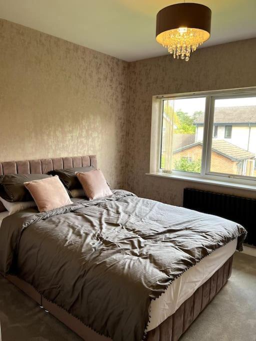 Villa Large 4 Bedroom House, Electric Gated Driveway. *