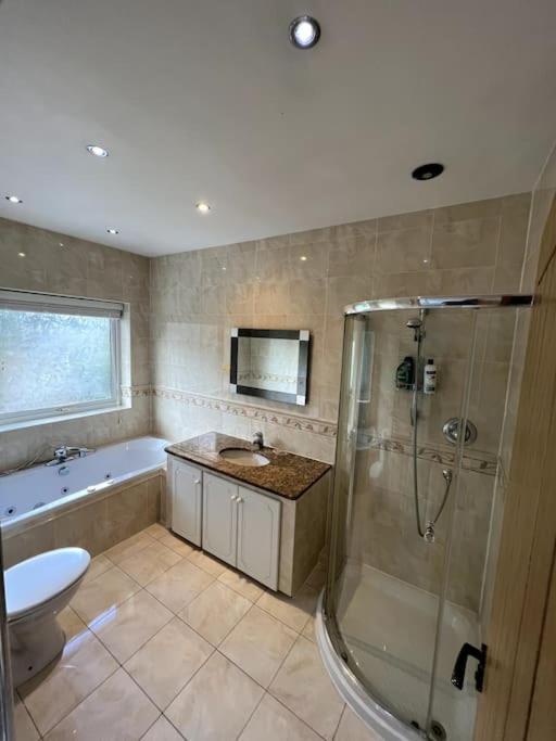 Large 4 Bedroom House, Electric Gated Driveway. Birkenhead