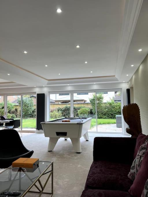 Large 4 Bedroom House, Electric Gated Driveway. Birkenhead