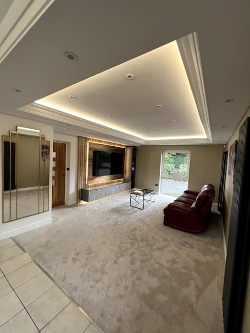 Villa Large 4 Bedroom House, Electric Gated Driveway. *