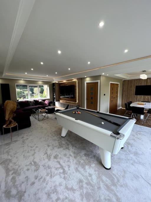 Large 4 Bedroom House, Electric Gated Driveway. Villa