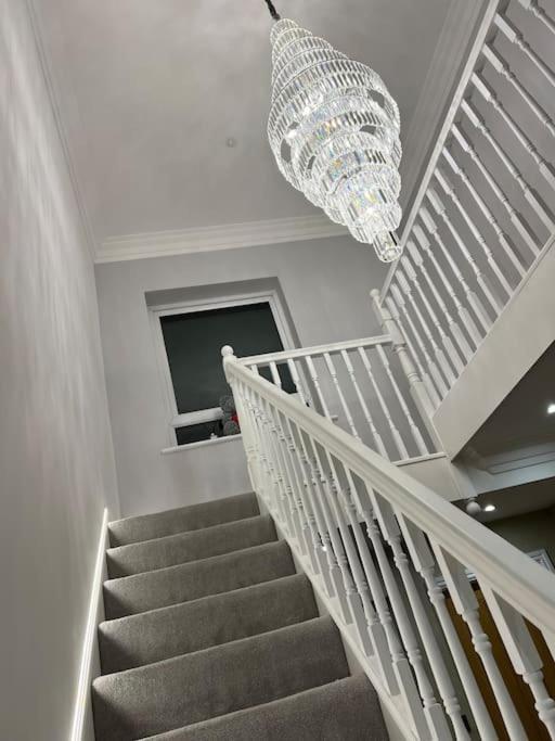 Large 4 Bedroom House, Electric Gated Driveway. *