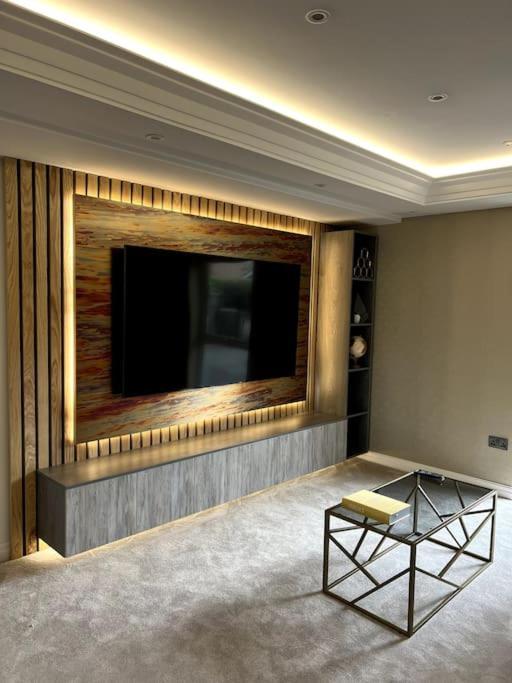 Villa Large 4 Bedroom House, Electric Gated Driveway. Birkenhead