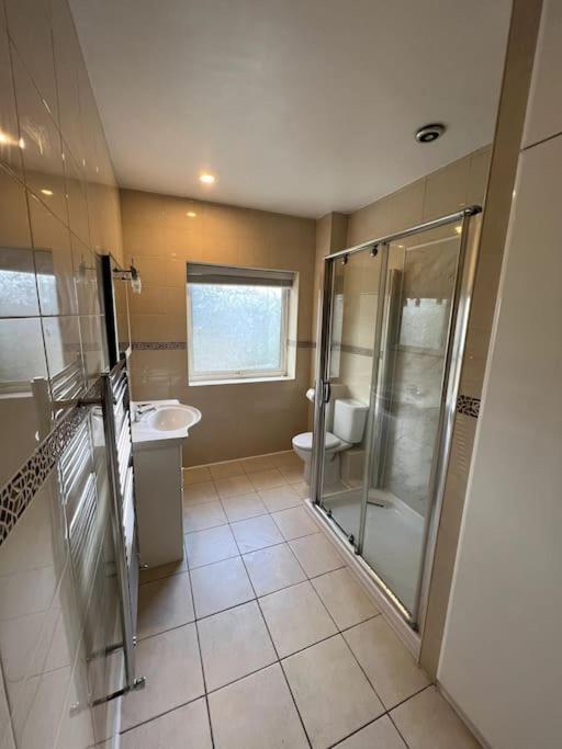 Large 4 Bedroom House, Electric Gated Driveway. * Birkenhead