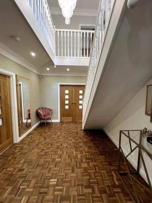Large 4 Bedroom House, Electric Gated Driveway. *