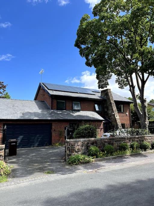 Villa Large 4 Bedroom House, Electric Gated Driveway.
