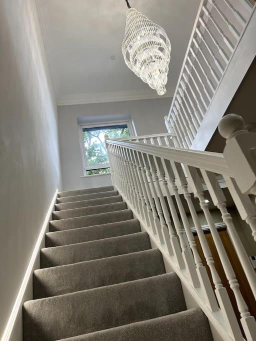 Large 4 Bedroom House, Electric Gated Driveway.