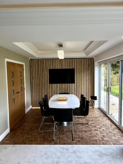 Large 4 Bedroom House, Electric Gated Driveway. Villa